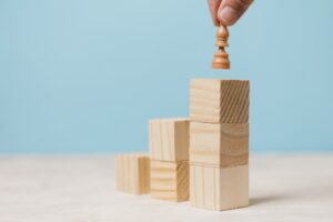 Jak zdobyc wyzsza pozycje dla mojej strony w google059 businessman using wooden pieces1pozycjonowanie seo stron www | w jaki sposób wypromować małą firmę w internecie?