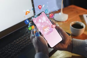 Jak zdobyc wyzsza pozycje dla mojej strony w google065 hands holding smartphone social media conceptpozycjonowanie seo stron www | reklama na instagramie dla małych firm