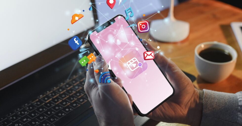 Jak_zdobyc_wyzsza_pozycje_dla_mojej_strony_w_google065-hands-holding-smartphone-social-media-conceptpozycjonowanie_seo_stron_www